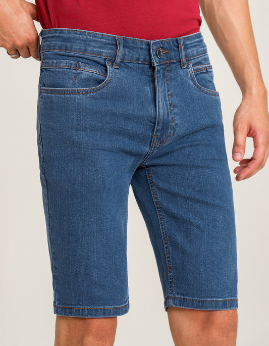 شورت جينز أزرق بقصّة أنيقة