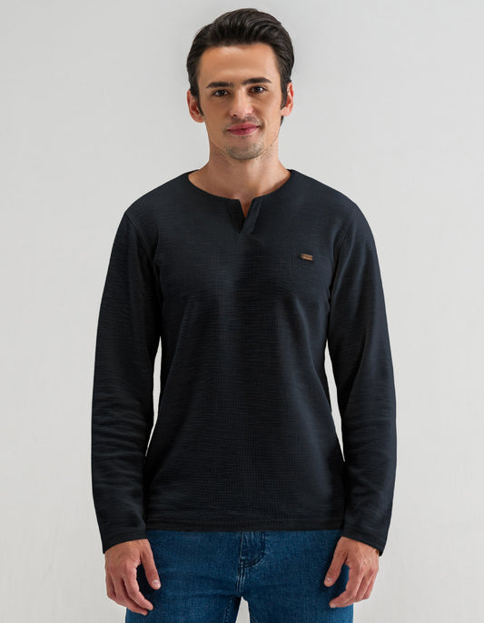 تي شيرت أسود بأكمام طويلة ورقبة دائرية منقوش