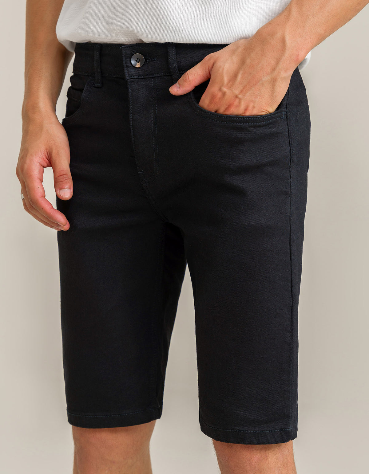 Pantalones cortos vaqueros negros de corte elegante