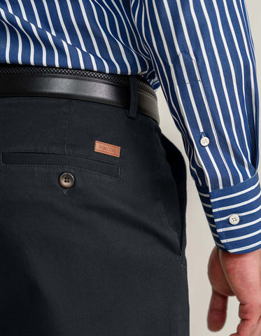 Pantalones chinos negros de corte elegante