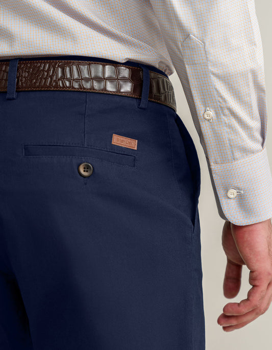 Pantalones chinos de corte elegante de color azul marino