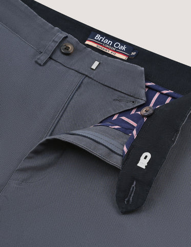 Pantalones chinos con bolsillos cruzados en gris