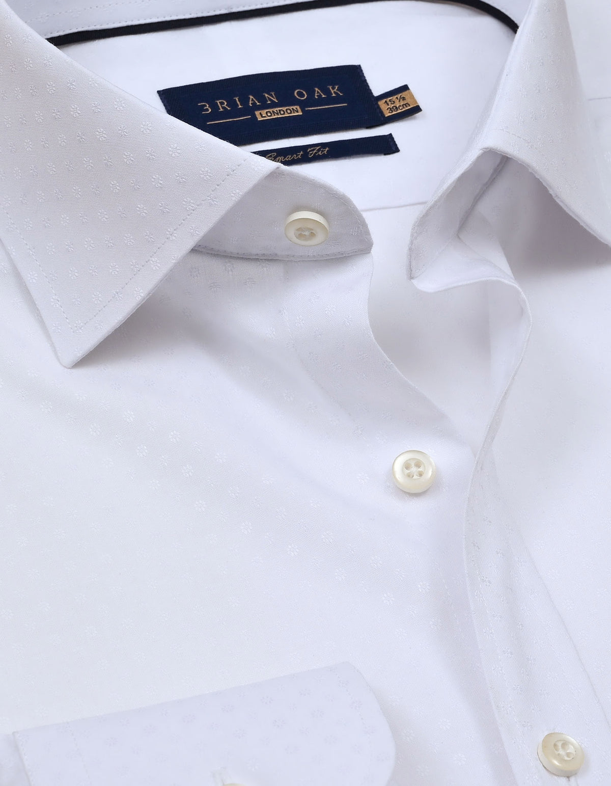 Chemise blanche à motif floral texturé et coupe élégante