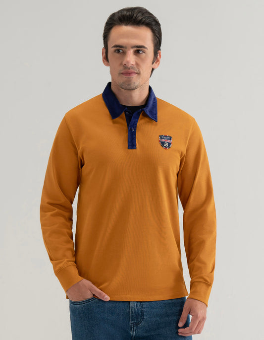 Camiseta de rugby lisa con insignia tejida de color naranja mostaza